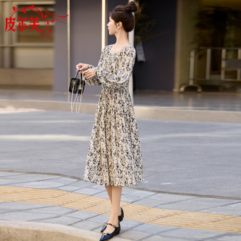 连衣裙2024新款女春秋碎花显瘦