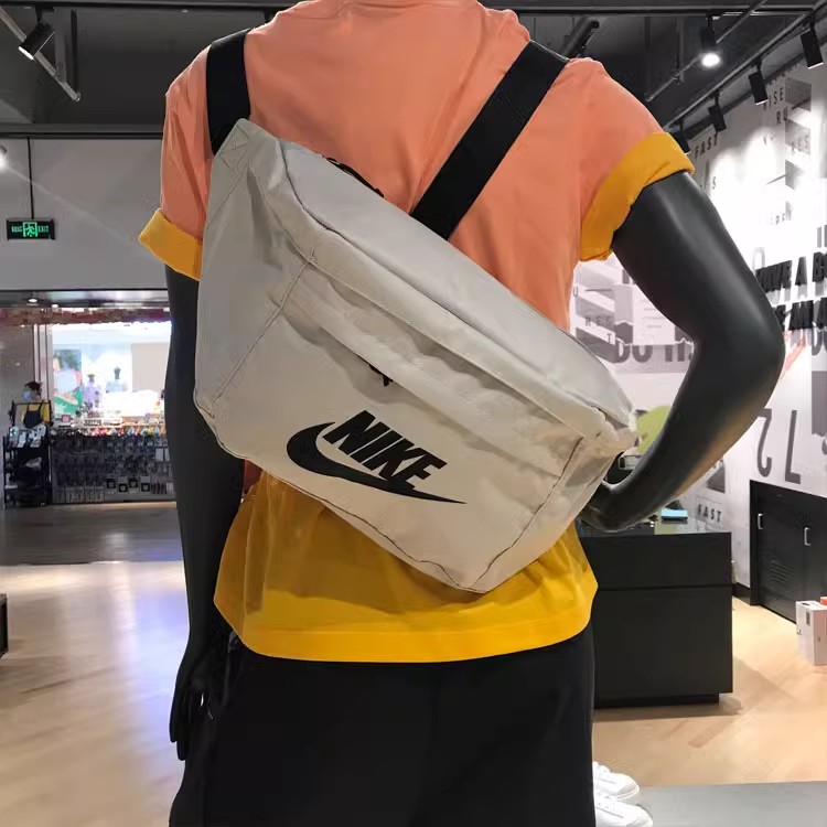 斜挎包大容量男nike